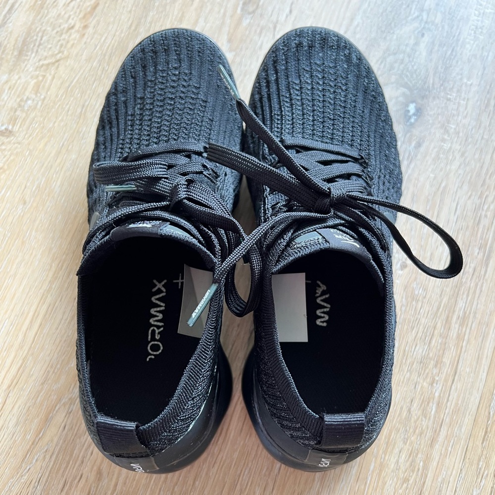 WMNS NIKE air vapormax flyknit size 6! Black!